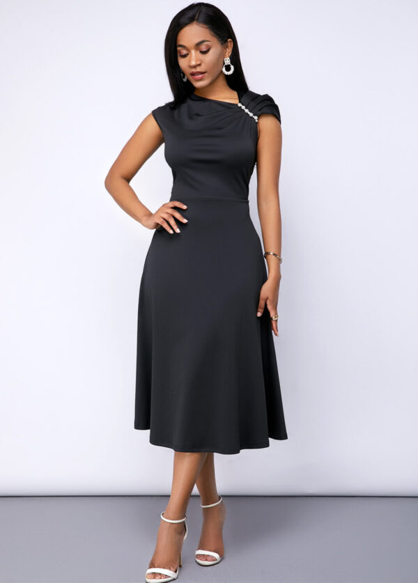 Robe noire à manches courtes et épaules froncées - Image 2