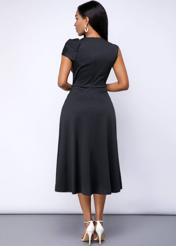 Robe noire à manches courtes et épaules froncées - Image 3