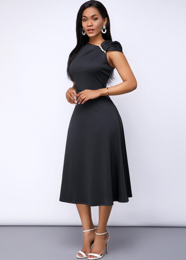 Robe noire à manches courtes et épaules froncées - Image 4