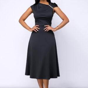 Robe noire à manches courtes et épaules froncées