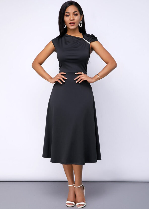 Robe noire à manches courtes et épaules froncées