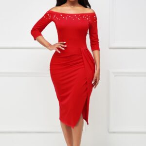 Robe moulante ornée de perles sur le côté